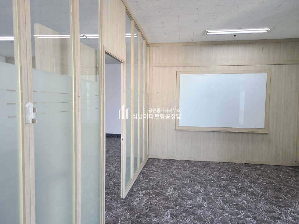 경기 성남중원구 상대원동 전용35평 공단초입 코너호실 물류편리한 제조공장,&사무실 월세 매물번호 10186 사진 2