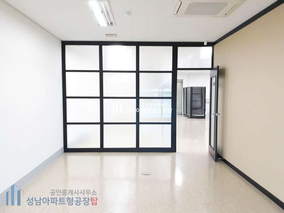 경기 성남중원구 상대원동 전용 40평 룸2개 , 천정형 냉난방, 싱크대 있는 깔끔 내부 사무실 추천 물건 월세 매물번호 10273 사진 3